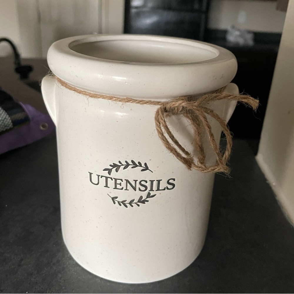 Utensils holder